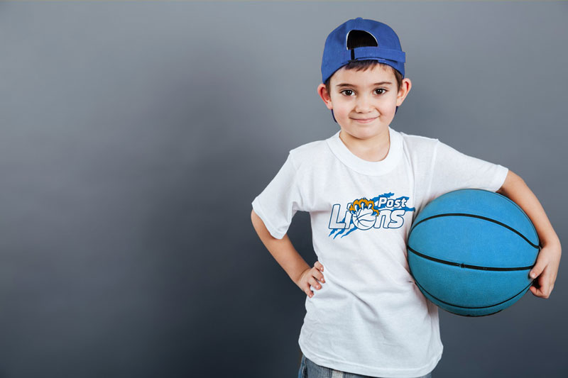 Das Logo des Sportprojekts "Post Lions" auf dem T-Shirt eines Kindes
