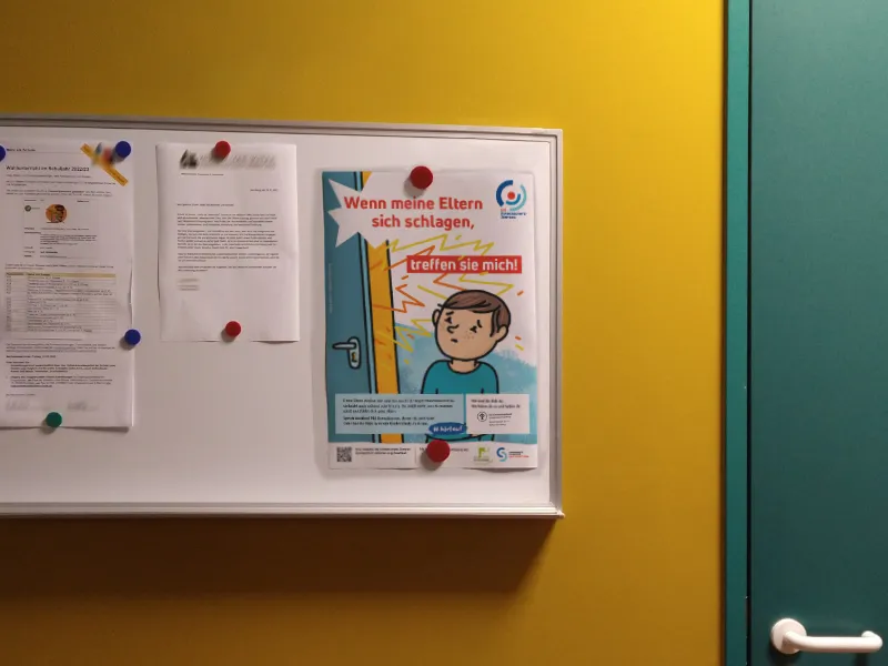 Plakate gegen Gebrüll und Türenschlagen