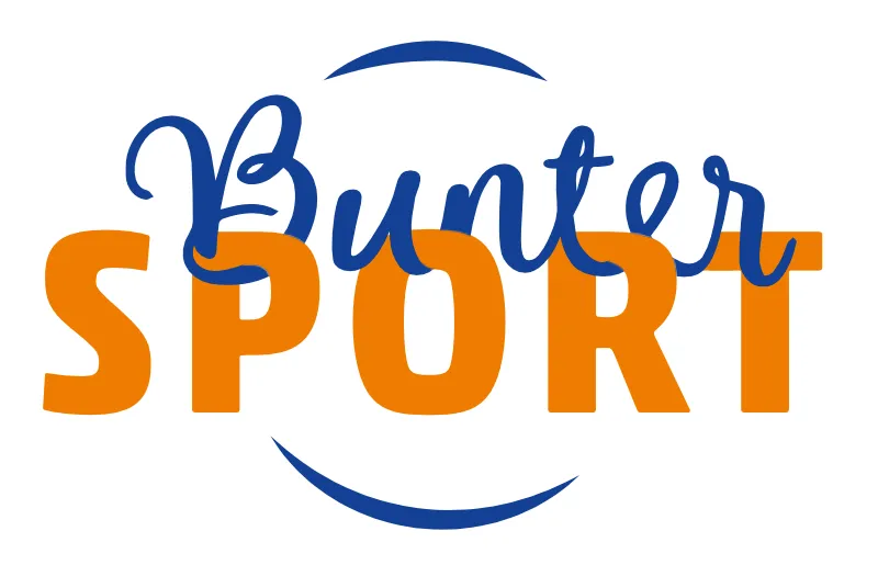 Logo mit dem 2-zeiligen Schriftzug „Bunter SPORT“ bei dem die Buchstaben in blauer und orangefarbener Schrift ineinandergreifen. Gerundete blaue Linien über und unter der Schrift deuten die Form eines Balles an.