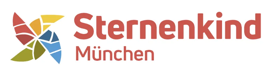 Logo-Entwicklung für Sternenkind München: einem Mosaik gleich setzt sich das vierarmige Windrad aus bunten Scherben zusammen. Links daneben in warme Rot der Schriftzug der Organisation.