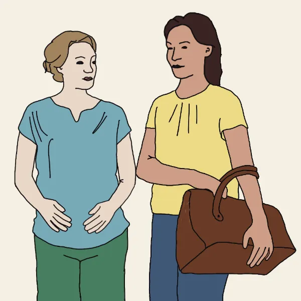Zwei Frauen stehen nebeneinander, die Köpfe leicht einander zugewandt: Die eine trägt ein blaues Hemd und hat die Hände auf dem Bauch, womit angedeutet wird, dass sie im 1. Trimester schwanger ist. Die andere Frau trägt ein gelbes Hemd und hält mit beiden Händen eine braune Hebammentasche auf der Seite.